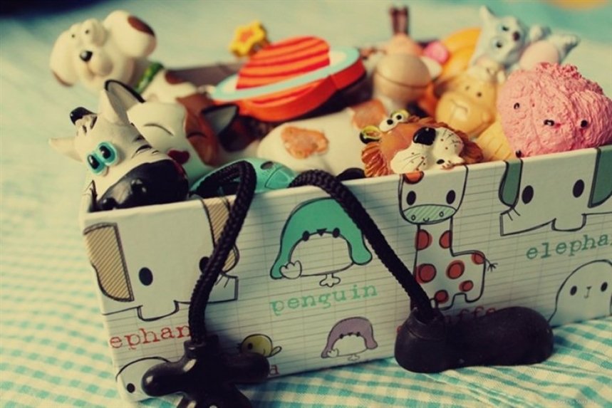 На кухне также можно отвлечь малыша тематическими магнитами на холодильник