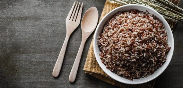 БУРЫЙ РИС И ЦЕЛЬНОЗЕРНОВОЙ ХЛЕБ ВО ГЛАВЕ УГЛА