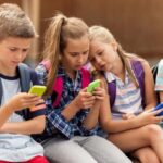Что делать если ребенок все время сидит телефоне